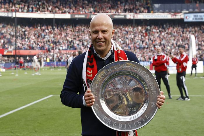 Arne Slot berpose dengan piringan gelar Liga Belanda untuk Feyenoord di Stadion De Kuip, Rotterdam (14/5/2023).