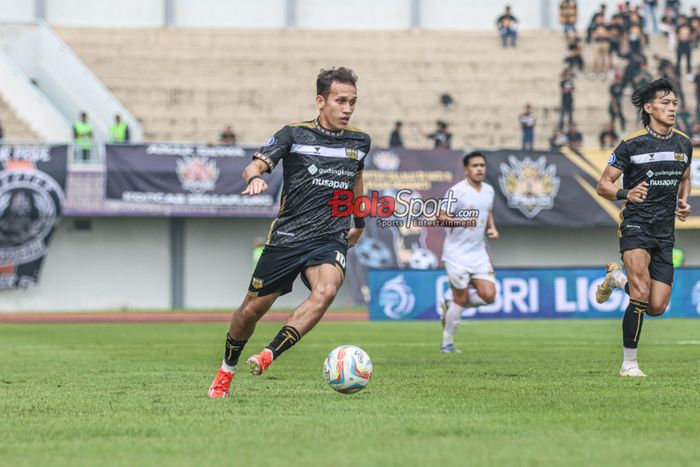 Egy Maualana Vikri (tengah) sedang menguasai bola dalam laga pekan ke-33 Liga 1 2023 antara Dewa United FC versus Madura United di Stadion Indomilk Arena, Tangerang, Banten, Kamis (25/4/2024) siang.