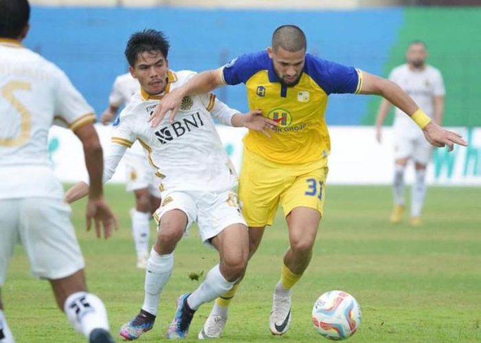 Barito Putera vs Bhayangkara FC pada pekan ke-33 Liga 1 2023/2024 di Stadion Sultan Agung, Bantul, Yogyakarta, Kamis (25/4/2024).