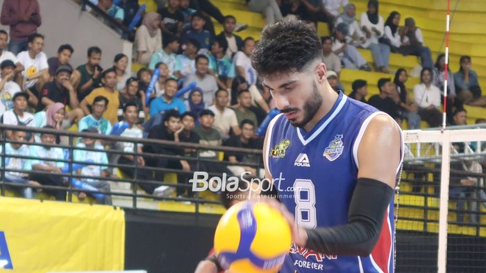 Outside hitter Jakarta Lavani Allo Bank, Mohammadreza Beik, saat menghadapi Jakarta Garuda Jaya pada putaran pertama Proliga 2024 di GOR Amongrogo, Yogyakarta, 25 April 2024. 