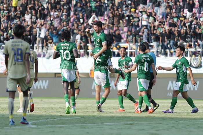Selebrasi pemain PSS Sleman saat lawan Arema FC di Liga 1 2023/2024.