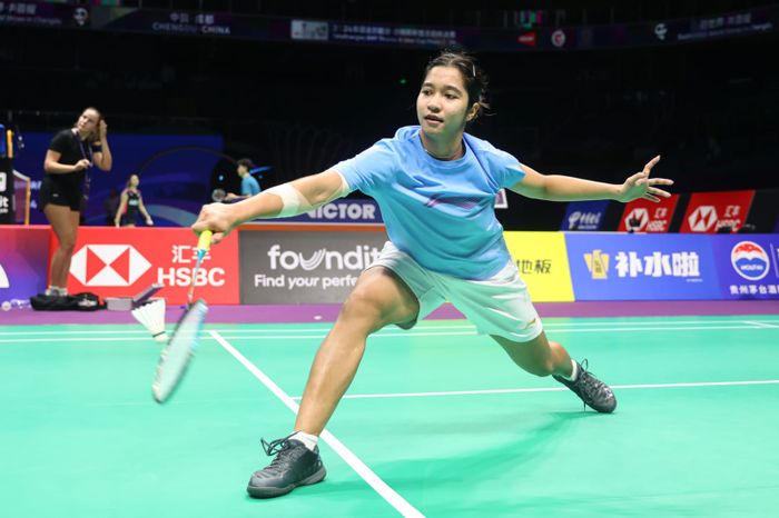 Pebulu tangkis tunggal putri Indonesia, Ester Nurumi Tri Wardoyo, menjalani latihan perdana jelang Uber Cup 2024 di Chengdu Hi Tech Zone Sports Gymnasium hari Kamis (15/4/2024).