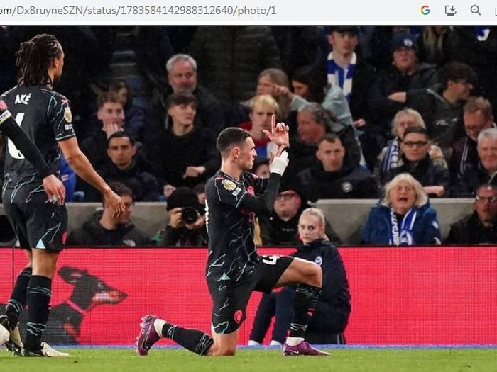 Selebrasi Phil Foden usai membobol gawang Brighton &amp; Albion pada laga tunda pekan ke-29 Liga Inggris 2023-2024.