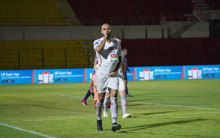 Selebrasi pemain Persija, Gustavo Almeida setelah membobol gawang RANS Nusantara FC pada laga pekan ke-13 Liga 1 2023-2024 di Stadion Sultan Agung, Bantul, Yogyakarta, Jumat (26/4/2024).