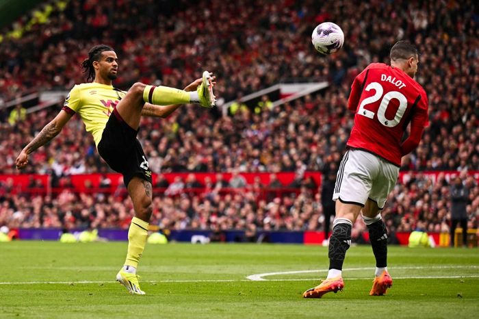 Bek Burnley, Lorenz Assignon, berduel dengan bek Manchester United, Diogo Dalot, dalam matchweek ke-35 Liga Inggris 2023-2024 di Stadion Old Trafford, Sabtu (27/4/2024).