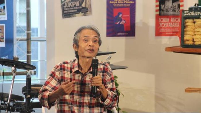 Penyair Joko Pinurbo berbicara dalam peluncuran buku kumpulan puisinya yang berjudul Epigram 60 di Toko Buku Gramedia Sudirman, Yogyakarta, Senin (16/5/2022). 