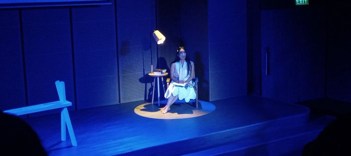 Happy Salma saat pentas monolog bertaju Mahkota di Galeri Indonesia Kaya usai pementasan, Sabtu (27/4/2024).