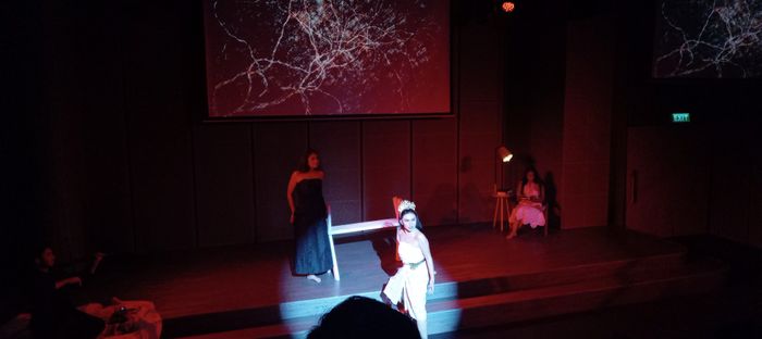 Penampilan Ariel Tatum dalam pementasan monolog yang bertajuk Mahkota di Galeri Indonesia Kaya, Sabtu (27/4/2024).