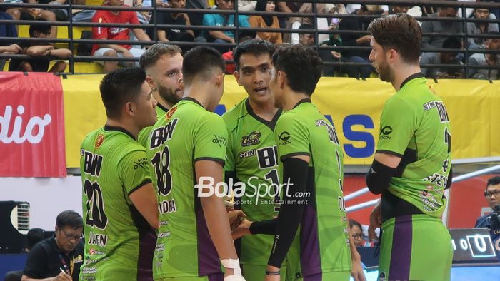 Para pemain Jakarta STIN BIN saat menghadapi Jakarta Pertamina Pertamax pada pekan pertama Proliga 2024 di GOR Amongrogo, Yogyakarta, Minggu (28/4/2024)