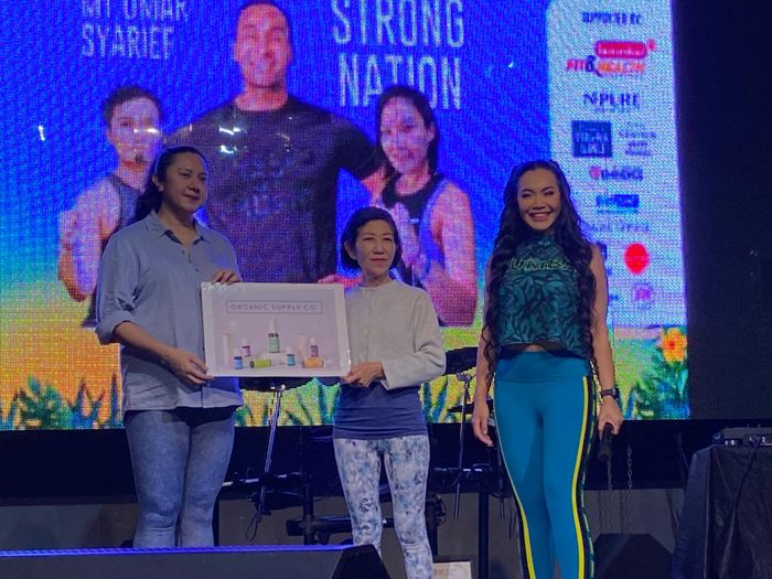 Denada dan komunitas olahraga memberikan dukungan untuk Yayasan Kanker Anak Indonesia dalam acara Zumba Music Concert di kawasan Gading Serpong, Tangerang, Minggu (28/4/2024).