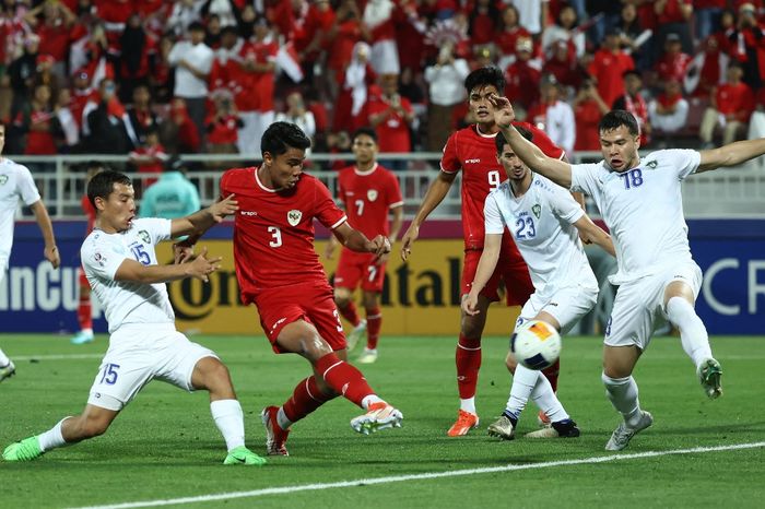 Muhammad Ferarri (3) melepaskan tembakan dalam duel timnas U-23 Indonesia vs Uzbekistan pada semifinal Piala Asia U-23 di Doha (29/4/2024).