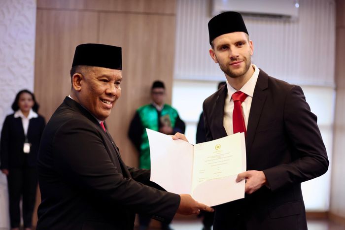 Pemain Maarten Paes seusai menjalani sumpah menjadi WNI.