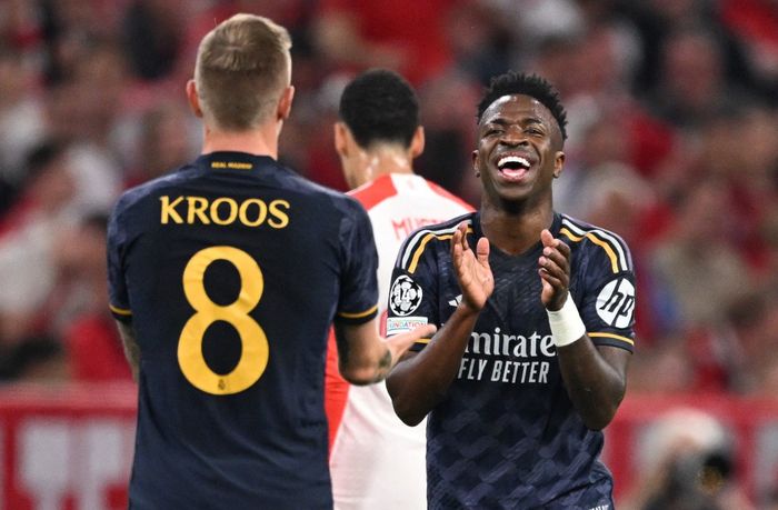 Penyerang Real Madrid, Vinicius Junior (kanan), merayakan gol yang ia cetak ke gawang Bayern Muenchen pada laga leg pertama babak semifinal Liga Champions di Stadion Allianz Arena, Selasa (30/4/2024).