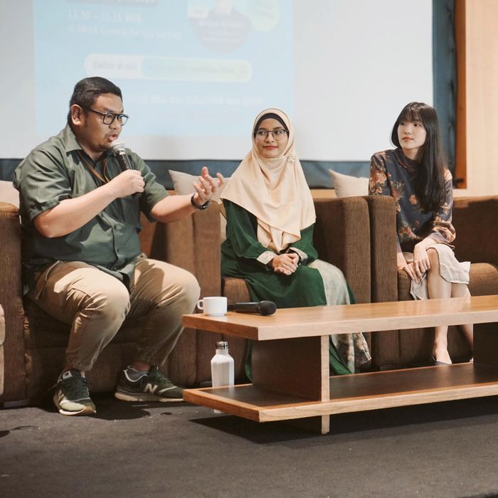 Head of CSR &amp; Corporate Relations Arya Noble Group Oemar Saputra (paling kiri) memaparkan rahasia dibalik ERHA yang berkomitmen untuk menerapkan program daur ulang sampah bersama Waste4Change. Pelanggan dapat menukar sampah kosmetik ERHA-nya, dengan voucer. Dengan demikian, pelanggan yang membeli produk bisa kembali lagi ke gerai.
