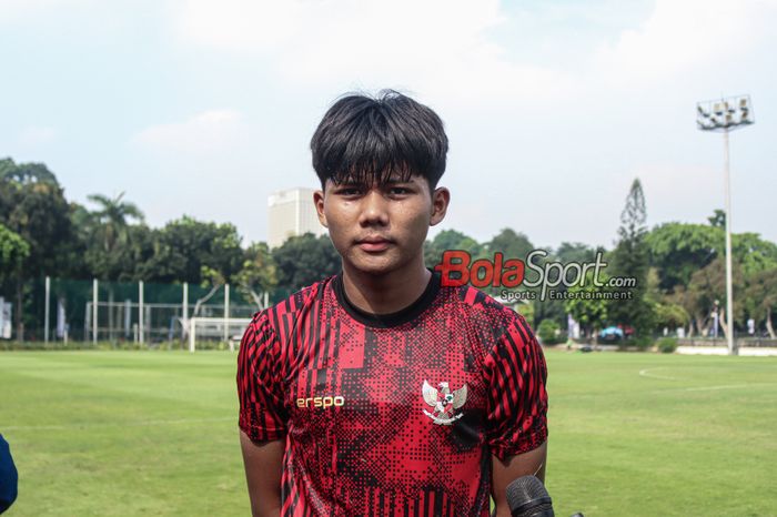 Pemain timnas U-20 Indonesia, Arkhan Kaka Putra, sedang memberikan keterangan kepada awak media di Lapangan A, Senayan, Jakarta, Jumat (3/5/2024).