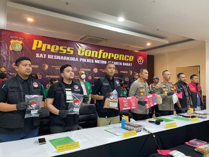 Rio Reifan dalam jumpa pers kasus penyalahgunaan narkoba di Mapolres Metro Jakarta Barat, Jumat (3/5/2024). Rio Reifan terjerat kasus narkoba yang kelima kalinya. 