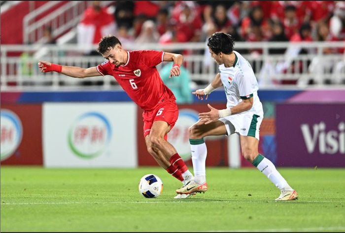 Aksi Ivar Jenner dalam laga timnas U-23 Indonesia melawan Irak pada duel perebutan tempat ketiga Piala Asia U-23 2024 di Doha (2/5/2024).