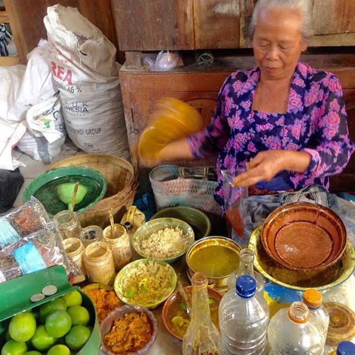 Di beberapa tempat di Indonesia, mulai dari warung pinggir jalan hingga kafe menjual jamu yang bertujuan untuk mengobati penyakit dengan menyeimbangkan suhu tubuh.