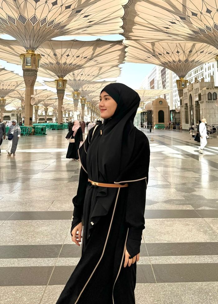 Erina Gudono menjalankan ibadah Umroh sembari kenakan abaya hitam elegan.