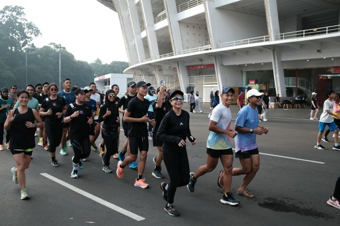 Para peserta Saturday Fun Training, Road to Dieng Caldera Race sedang berlari mengelilingi Stadion Gelora Bung Karno, Sabtu (4/5/2024).