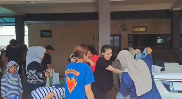 Warga ramai mengunjungi bazar baju preloved di kediaman Ayu Ting Ting, Depok Jawa Barat, Sabtu (4/5/2024).