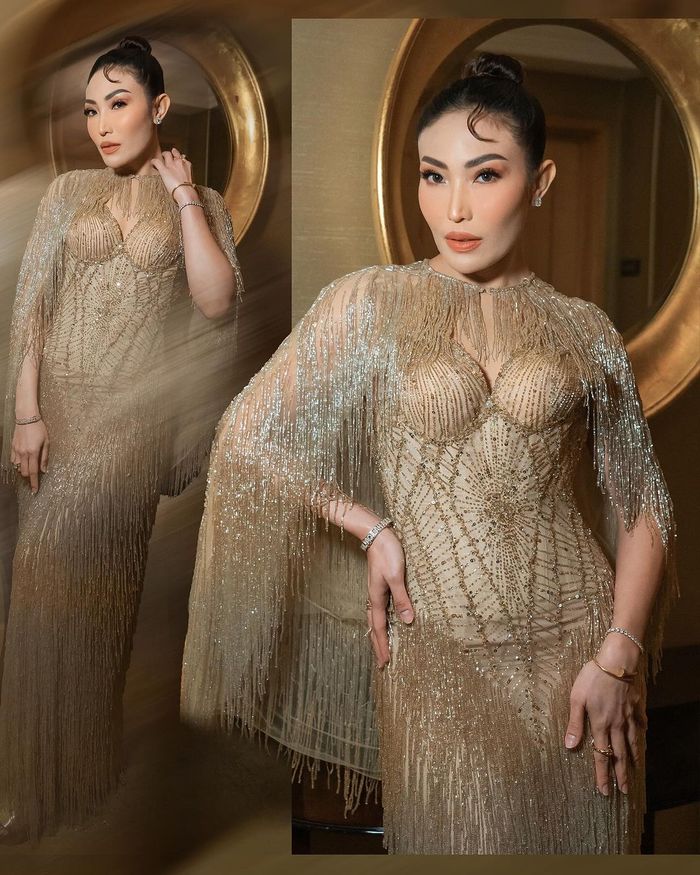Penampilan glamor Ayu Dewi kenakan dress shimmer.