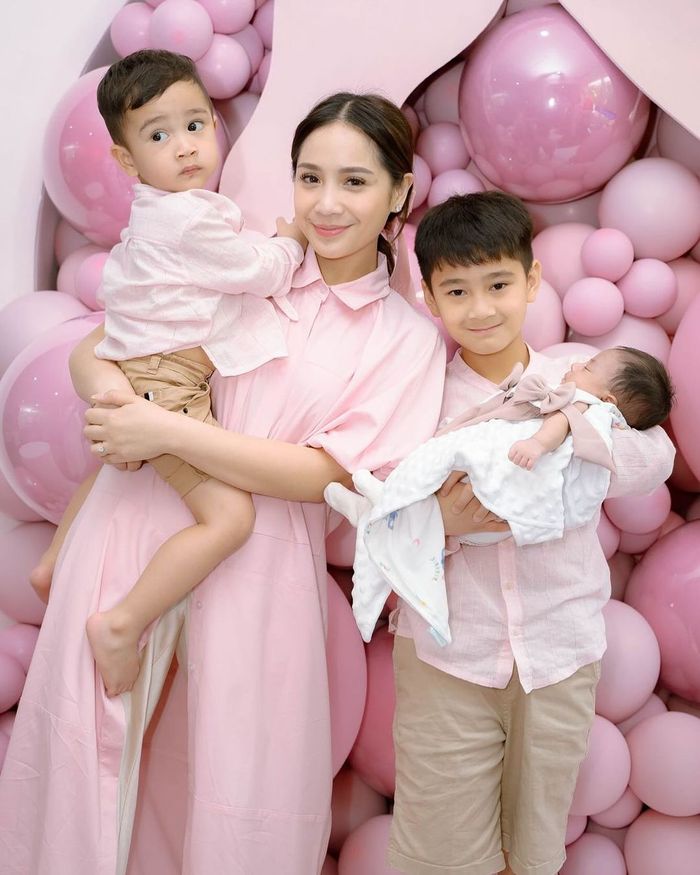 Nagita Slavina bersama buah hatinya di acara aqiqah baby Lily.