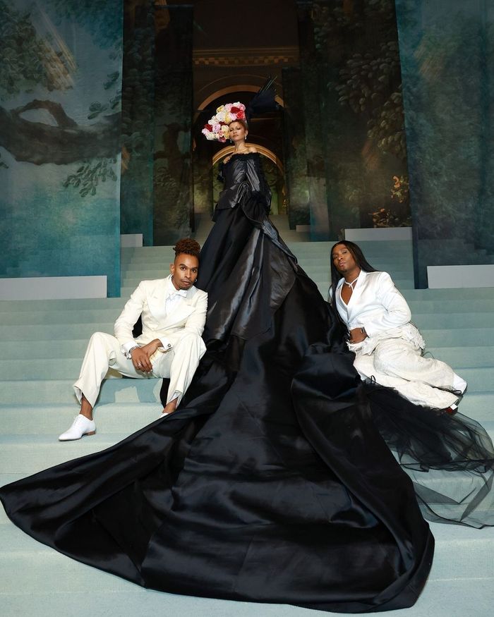 Tampilan kedua Zendaya mengenakan dress vintage Givenchy.