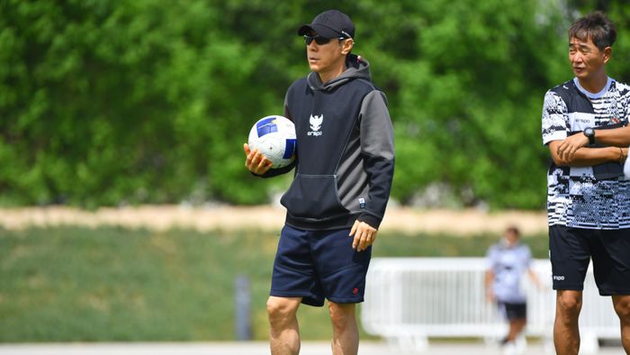 Pelatih timnas U-23 Indonesia, Shin Tae-yong memimpin latihan perdana Garuda Muda di Stade de Lagrange, Paris jelang laga play-off perebutan tiket Olimpiade 2024 lawan Guinea, Kamis (9/5/2024) mendatang.