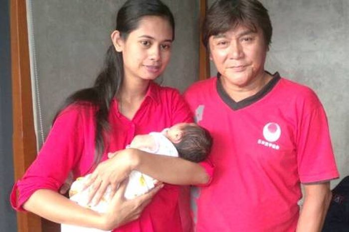 Willy Dozan bersama istri dari pernikahan keempatnya, Rumiyati Ningsih, bersama anak mereka.