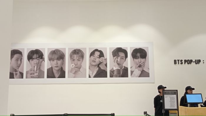 Digelar di Metro Department Store Gandaria City, pameran BTS POP-UP MONOCHROME dipersembahkan untuk para Army, fans dari BTS.
