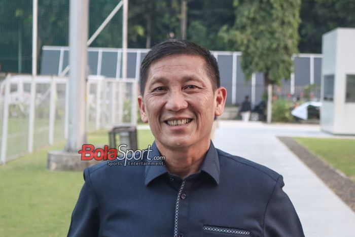 Direktur Utama PT LIB (Liga Indonesia Baru), Ferry Paulus, sedang memberikan keterangan kepada awak media di Lapangan B, Senayan, Jakarta, Rabu (8/5/2024).