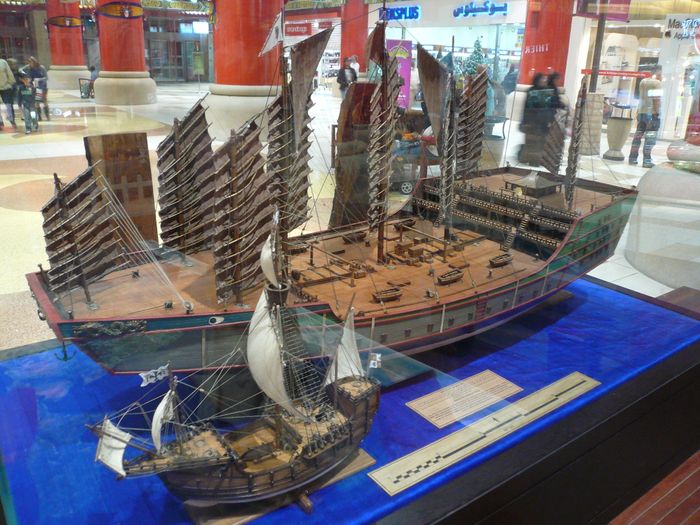 Perbandingan betapa besarnya kapal layar yang digunakan oleh ekspedisi Laksamana Cheng Ho dari Dinasti Ming Tiongkok dengan kapal layar yang digunakan oleh ekspedisi Columbus delapan abad kemudian.