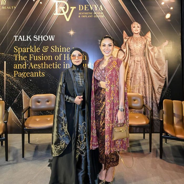 Nikita Mirzani bersama Drg. Devya dalam sebuah acara talk show.