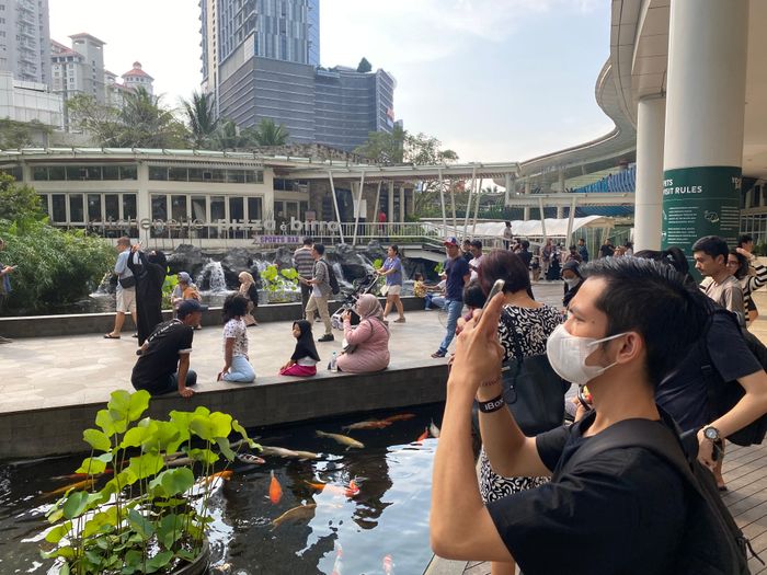 Para pengguna iPhone memotret di Central Park Mall, Jakarta setelah diberi pengetahuan dari lokakarya untuk menghasilkan foto lanskap dan street yang bagus. Lokakarya ini adalah bagian dari kegiatan iBoxgraphy 2024.