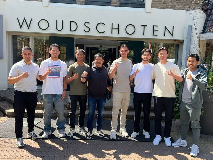 Pelatih Timnas U-20 Indonesia, Indra Sjafri berfoto dengan lima pemain Belanda keturunan Indonesia di Woudschoten Hotel, Zeist, Belanda