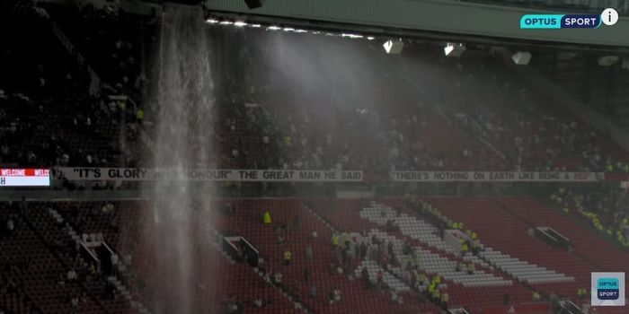 Pemandangan air terjun Old Trafford akibat kebocoran dari atap stadion saat Man United hadapi Arsenal pada duel Liga Inggris (12/5/2024).