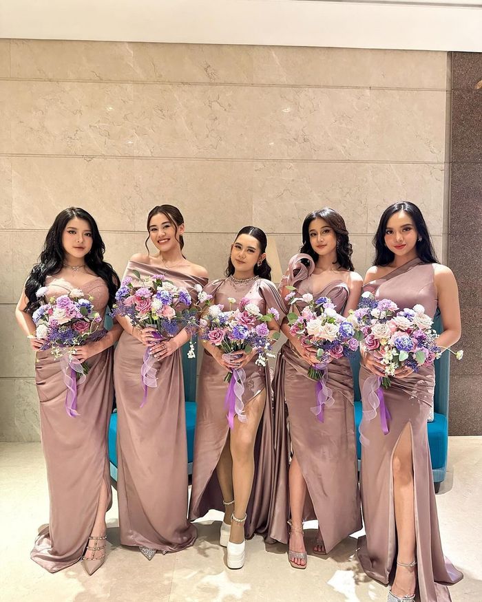 (kiri-kanan) Tiara Andini, Aaliyah Massaid, Ziva Magnolya, Keisya Levronka, dan Lyodra Ginting menjadi bridesmaids Mahalini.