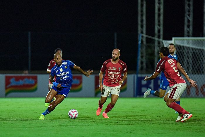 Suasana pertandingan antara Bali United melawan Persib Bandung di Bali United Training Center, Selasa (14/5/2024).