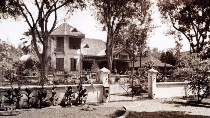 Potret eksterior rumah milik Kwik Djoen Eng yang diambil sekitar tahun 1918 yang kini dikenal sebagai hotel bersejarah The Phoenix Hotel Yogyakarta.
