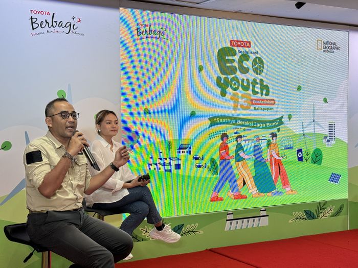 Editor in Chief National Geographic Didi Kasim dan pegiat lingkungan Aie Natasha mengisi acara Toyota Eco Youth ke-13 Goes to Kalimantan.