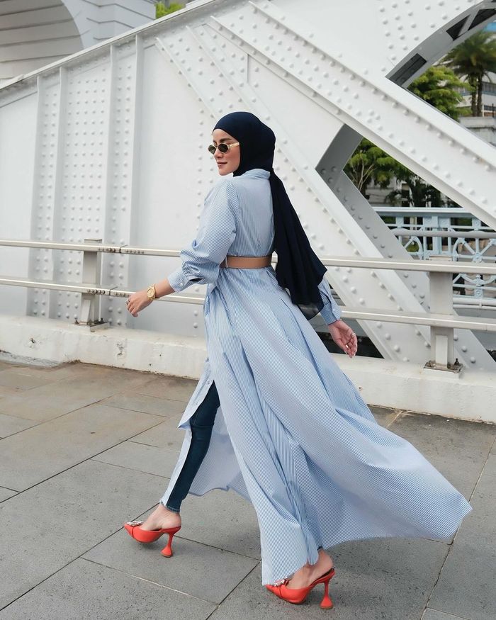 Potret modis Olla Ramlan kenakan dress biru muda.