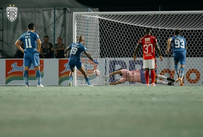 Aksi penyelamatan kiper Bali United, Adilson Maringa, yang menggagalkan eksekusi penalti striker Persib Bandung, David da Silva, pada leg pertama semifinal Championship Series Liga 1 2023/2024.
