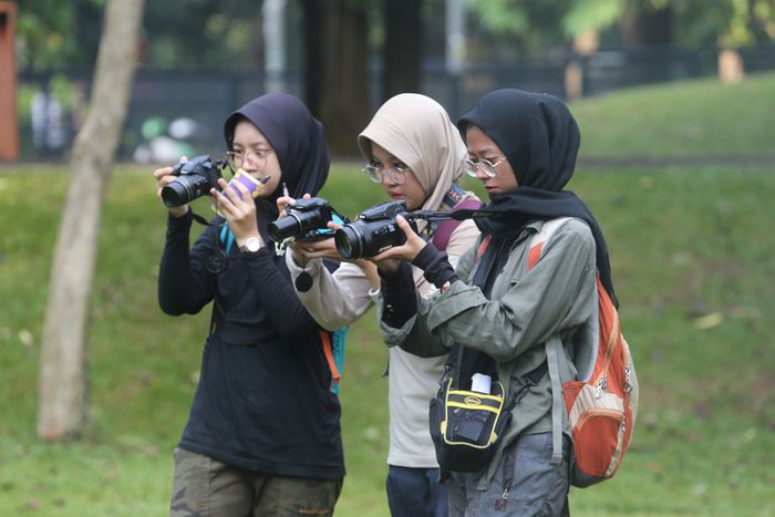 Para anggota BW KEHATI sigap menggunakan kamera untuk memotret flora dan fauna di Tebet Eco Park.