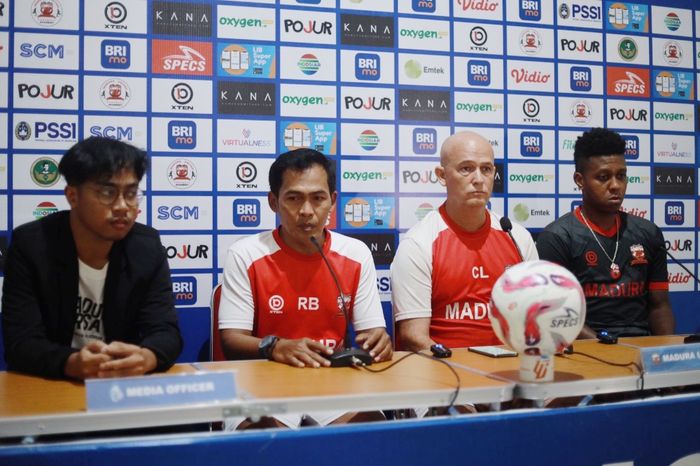 Pelatih caretaker Madura United, Rakhmat Basuki, saat mengikuti konferensi pers jelang lawan Borneo FC di Championship Series Liga 1.