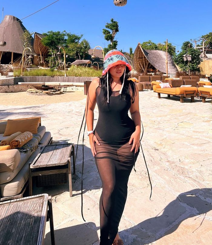 Gaya modis Mutia Ayu saat liburan.