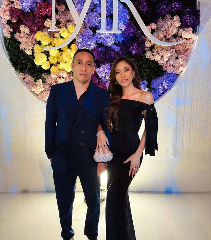 Marion Jola dan sang kekasih Dennis Talakua di acara pernikahan Mahalini dan Rizky Febian.