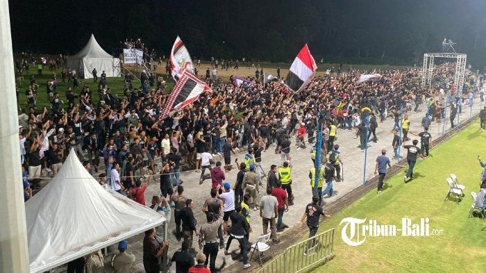 Suporter mendekat ke Training Center Bali United untuk memberi dukungan dalam laga Bali United vs Persib Bandung pada leg pertama semifinal Championship Series Liga 1 2023/2024, Selasa (14/5/2024). 