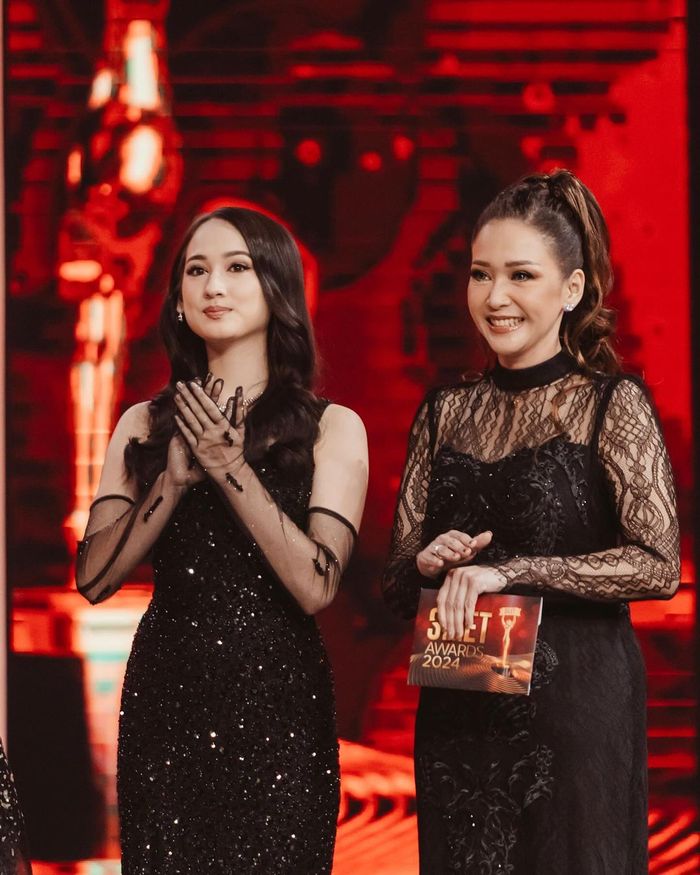 Laura Moane dan Maia Estianty dalam acara Silet Awards 2024.