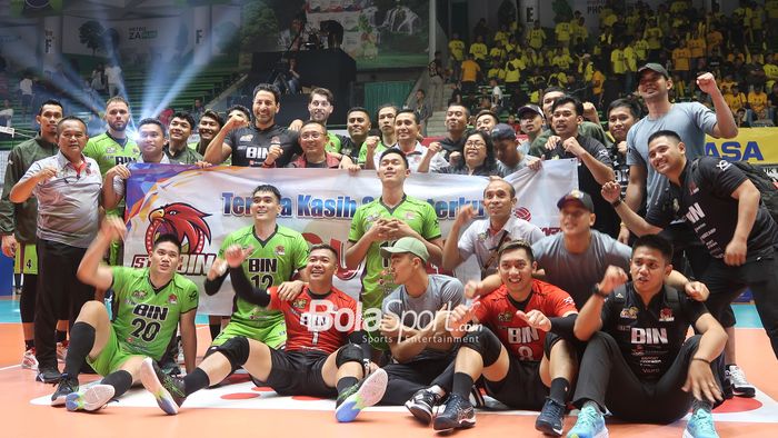 Para pemain Jakarta STIN BIN merayakan sukses sebagai juara putaran satu Proliga 2024 setelah pertandingan di GOR Tri Dharma, Gresik, Jawa Timur, 17 Mei 2024. 